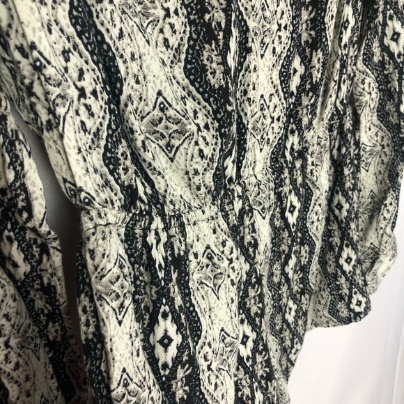 Volcom Black & White Printed V-Neck Long Sleeve Romper M - Picture 6 of 9